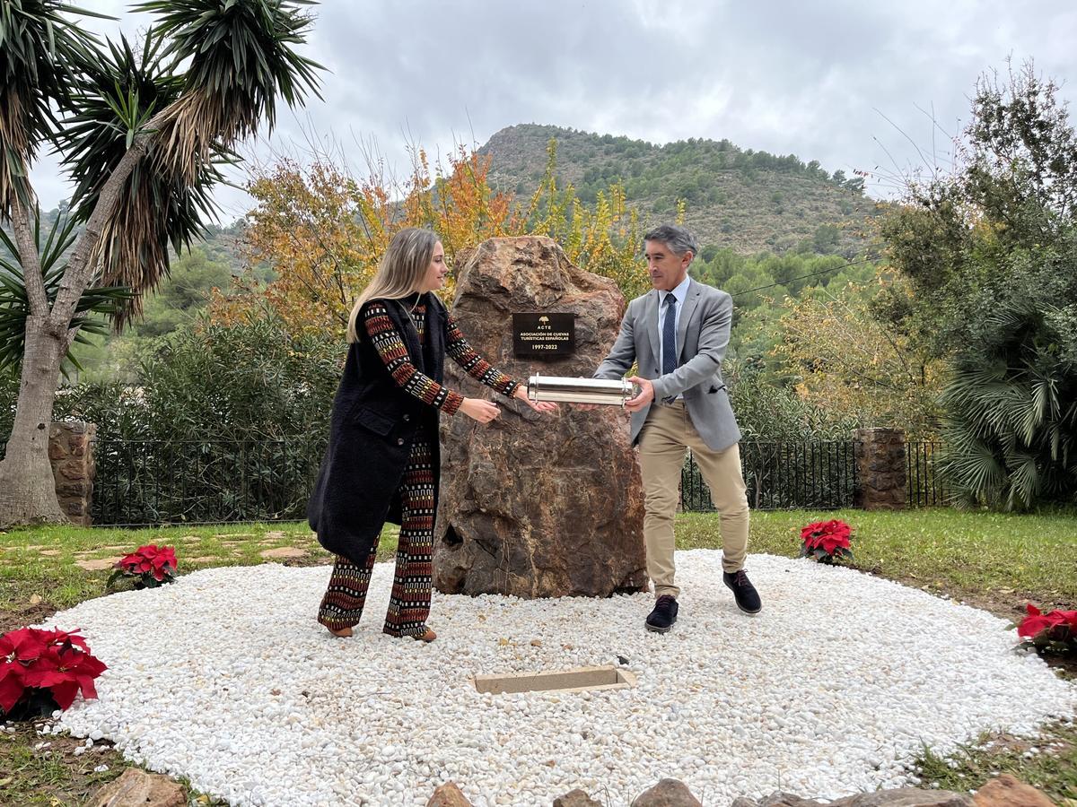 La alcaldesa, Tania Baños, y el presidente de ACTE, Manuel Durán, en el momento de enterrar la cápsula.