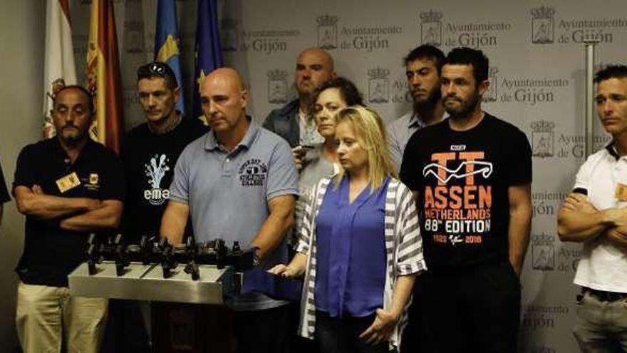 El comité de empresa de la EMA en pleno, interviniendo ayer en la sala de prensa del Ayuntamiento.