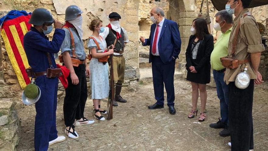 El presidente de la Diputación de Teruel, Manuel Rando, ayer hablando con algunos de los participantes. | DPT