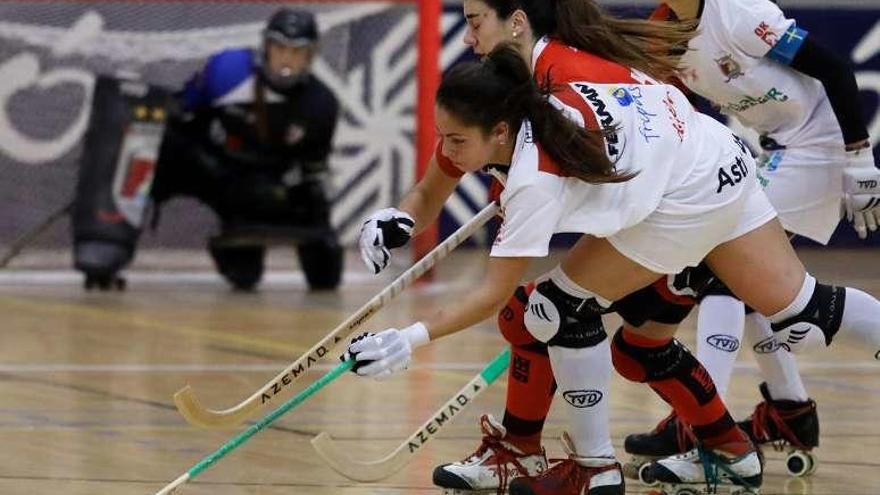 Julieta Fernández y Sara González, durante un partido.