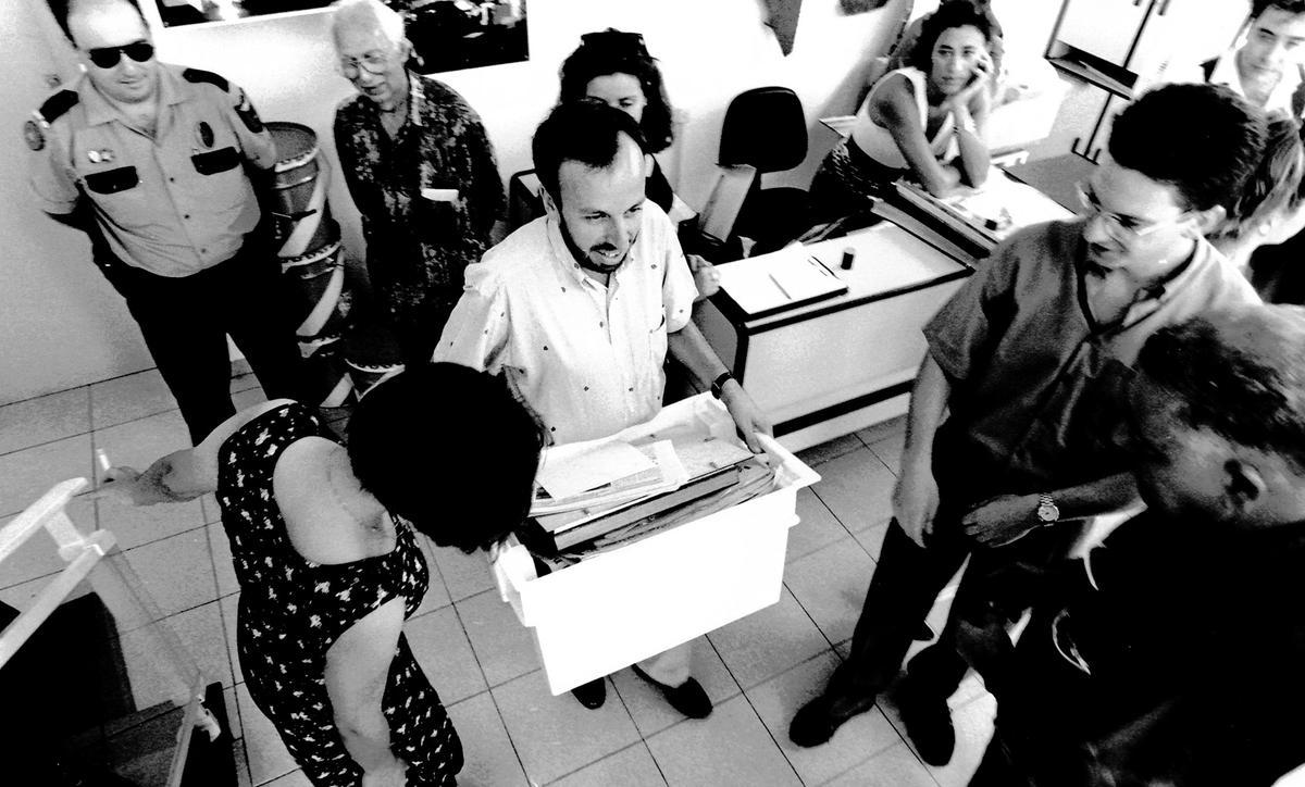 Serra sostiene una caja con sus pertenencias el día del cierre de La Prensa.