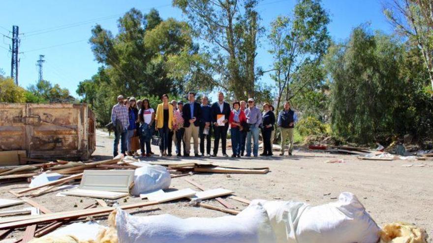 Miembros de Ciudadanos y vecinos de El Palo denunciando el vertedero ilegal en el Lagarillo