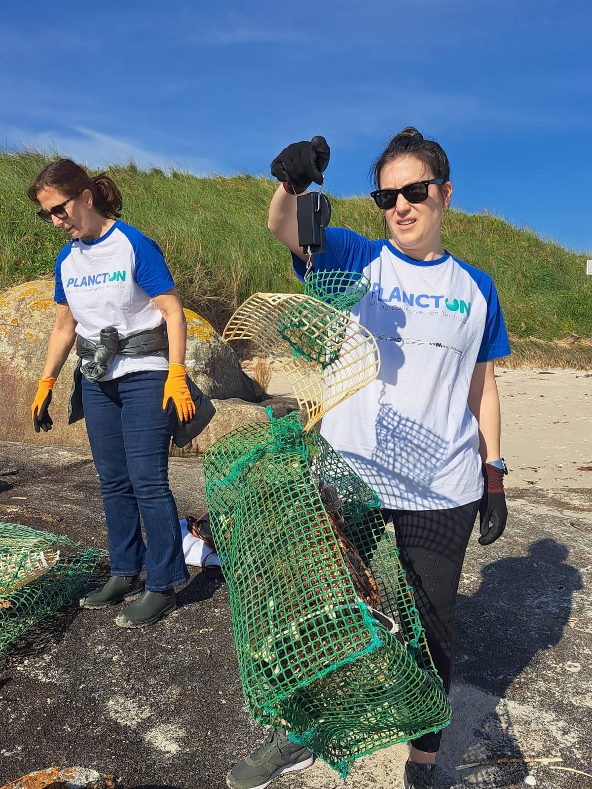 Los trabajos de eliminación de basura marina llevados a cabo por el programa Plancton en Guidoiros Areoso.