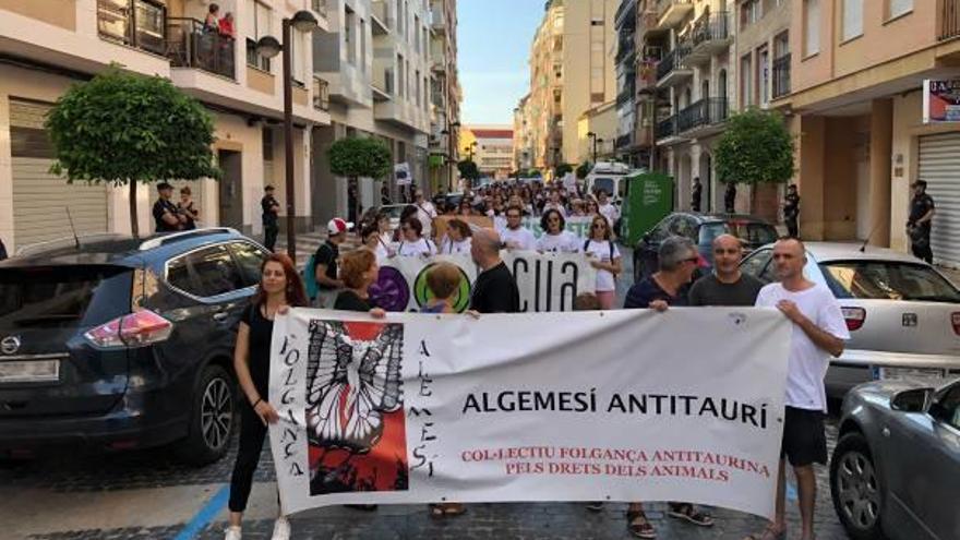 Decenas de manifestantes tomaron, ayer, las calles de Algemesí para pedir el fin de la tauromaquia.
