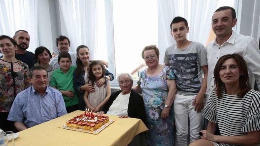 Purificación Cortés junto a su familia, ayer en Vigo, a punto de soplar las velas. // Adrián Irago