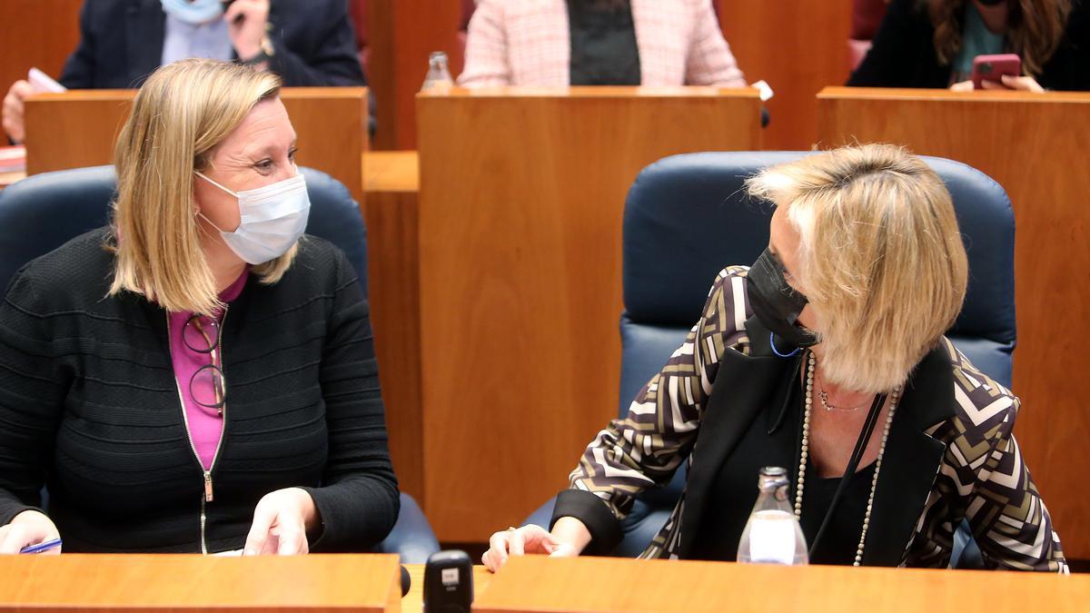 Las consejeras de Familia y de Sanidad, Isabel Blanco y Verónica Casado, durante el Pleno de las Cortes.