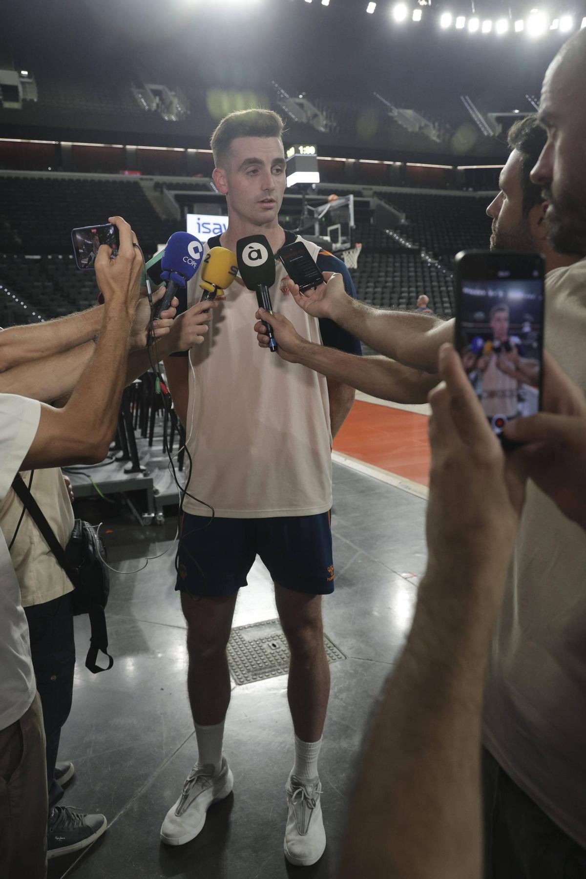 Nate Reuvers atiende a la prensa tras regresar a los entrenamientos superado ya el virus que tuvo.