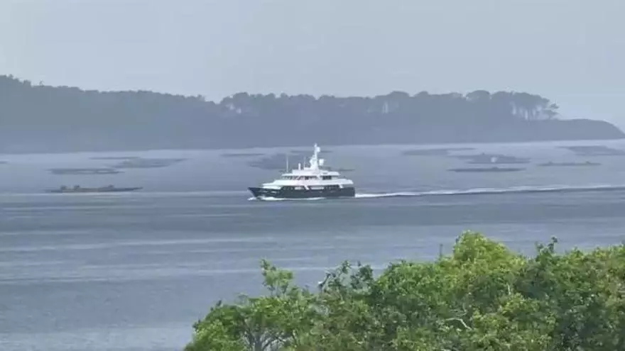 El yate de Amancio Ortega ya surca las aguas de la ría de Aldán