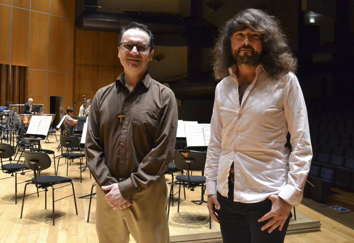 Jorge Muñiz, a la izquierda, y Guillermo Martínez en el Auditorio Príncipe Felipe de Oviedo.  | GUILLERMO GARCÍA
