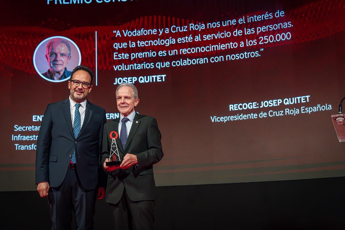 Barcelona, 30/10/2025 Economía.  Gala 25 aniversario Vodafone, Catalunya. Premio COnstruyendo FUturo Social: Cruz Roja Española, entregado a Josep Quitet, Vicepresidente de Cruz Roja Española, entregado por Antonio Hernando: Secretario de Estado de Telecomunicaciones e infraestructuras digitales en el Ministerio para la transformación Digital y de la Función Pública. AUTOR: MANU MITRU