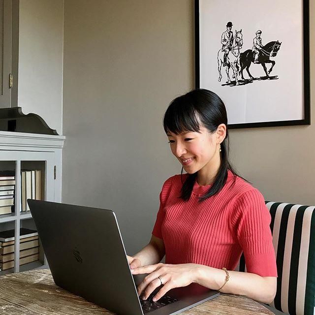 Marie Kondo con ordenador
