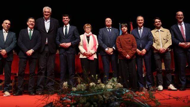 Autoridades políticas junto y representantes locales junto a los premiados de esta edición.  | BERNABÉ/ AMANDA CASTRO
