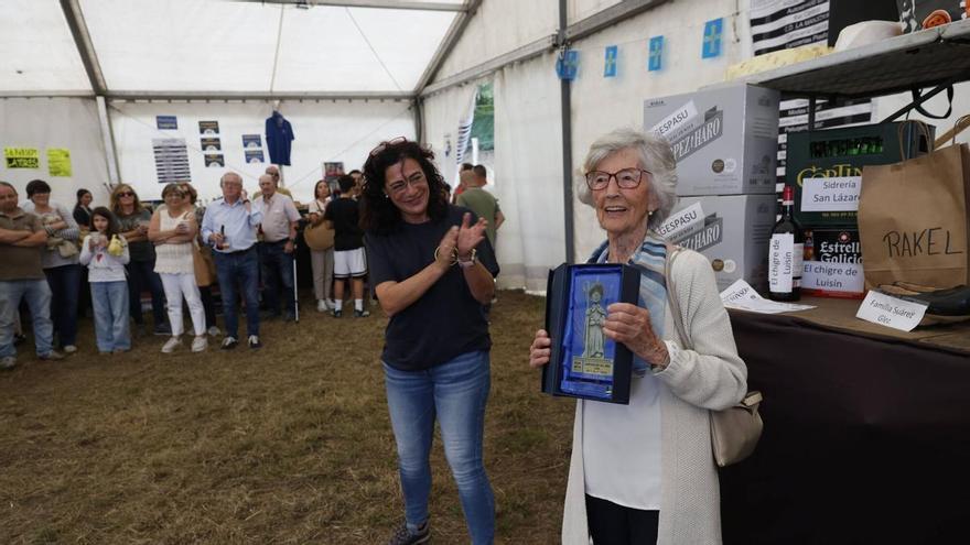La Manjoya cierra sus fiestas homenajeando a dos de sus vecinos más queridos y repartiendo más de 400 bollos