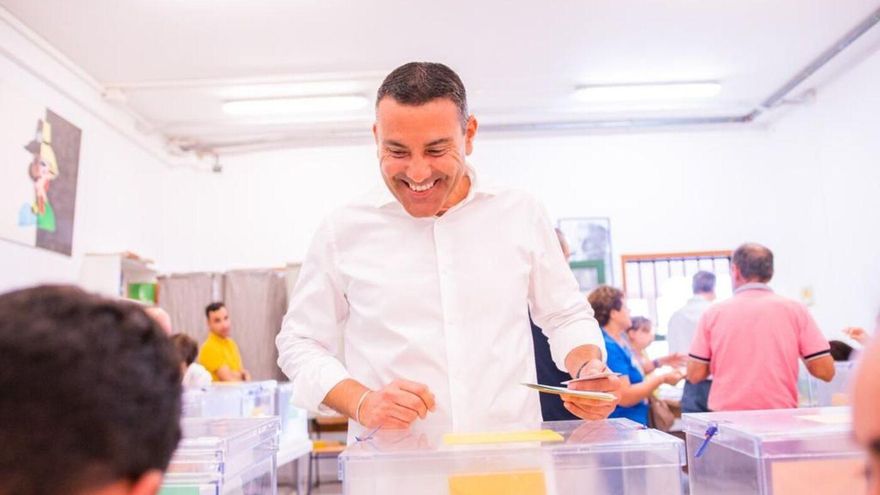 Candidatos de CC Lanzarote ejercen su derecho al voto el 28M