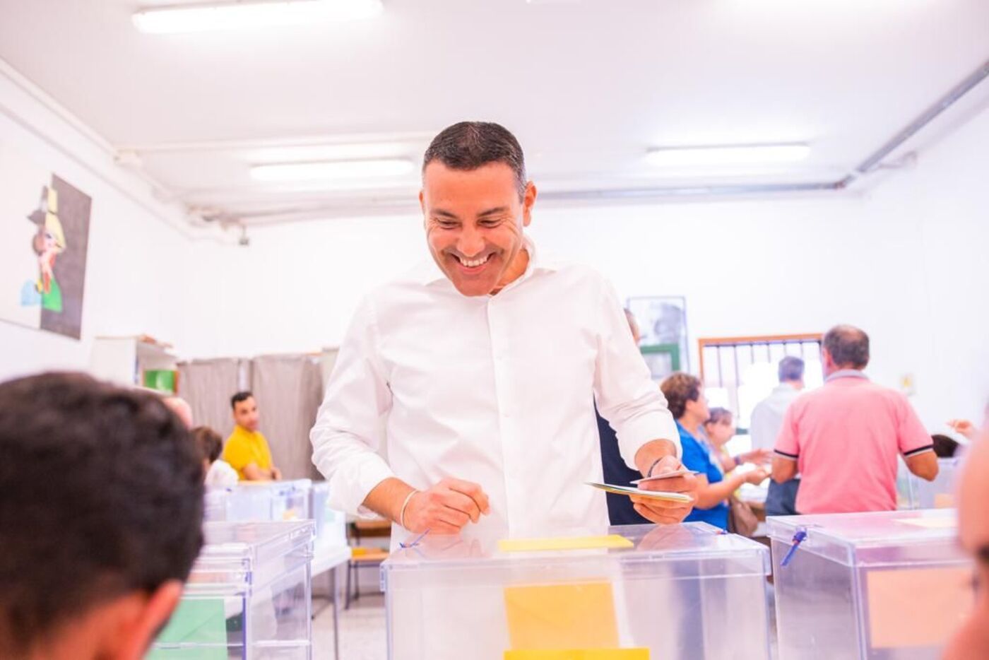 Oswaldo Betancor, candidato de CC al Cabildo de Lanzarote, votando en las elecciones del 28M en Lanzarote.jpg