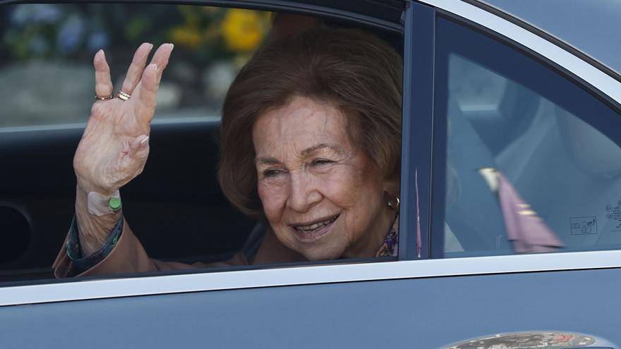 La reina Sofía recibe el alta hospitalaria y dice que está &quot;nueva&quot;