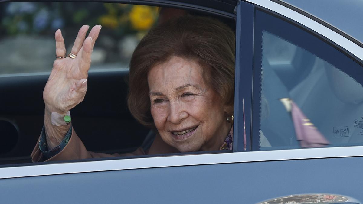 La reina Sofía afirma que sale "nueva" de la clínica tras permanecer ingresada cuatro días