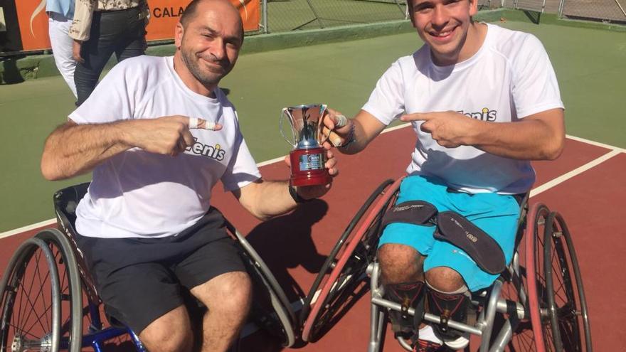 Martín de la Puente y Álvaro Illobre, con el trofeo. // FdV