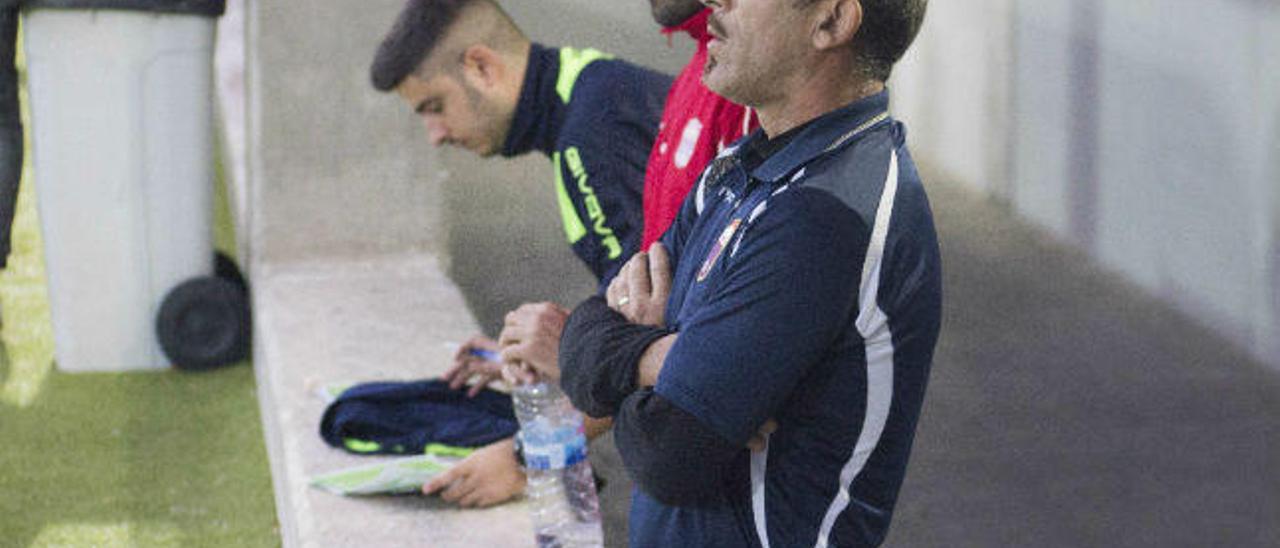 El técnico murciano da instrucciones durante un partido