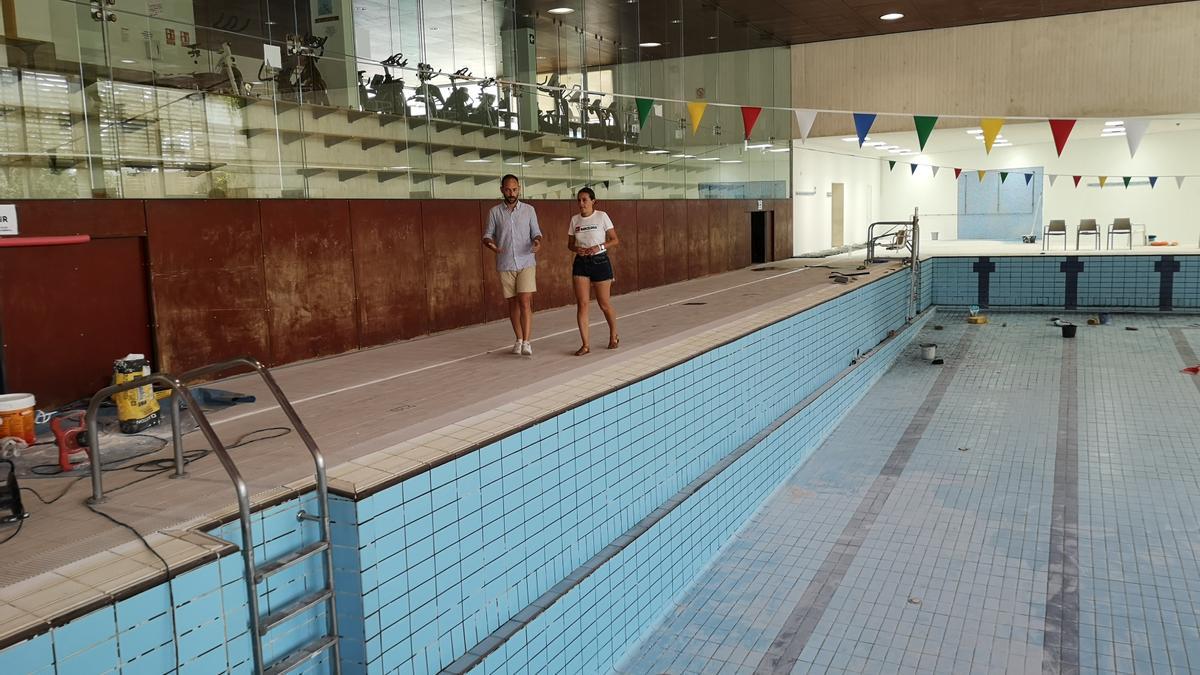 La alcaldesa, Tania Baños, y el consejero delegado de Emsevall, Jorge García, visitan el inicio de las obras en la piscina cubierta.