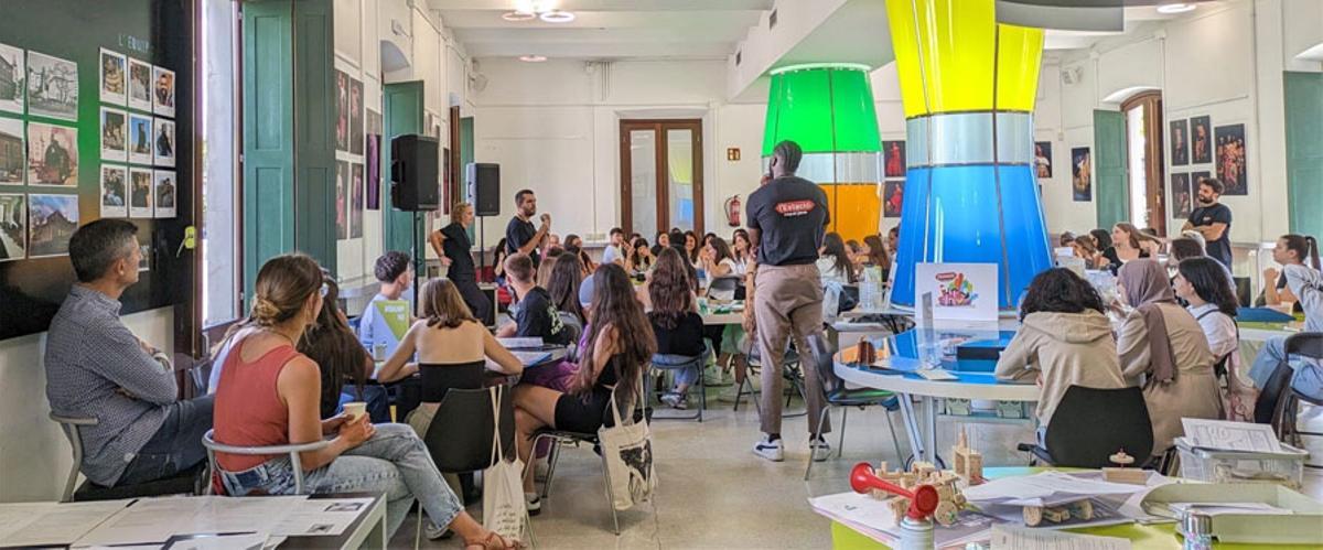 L'Estació Espai Jove de Girona és un espai d'orientació en l'àmbit formatiu, laboral i de voluntat d'emancipació.