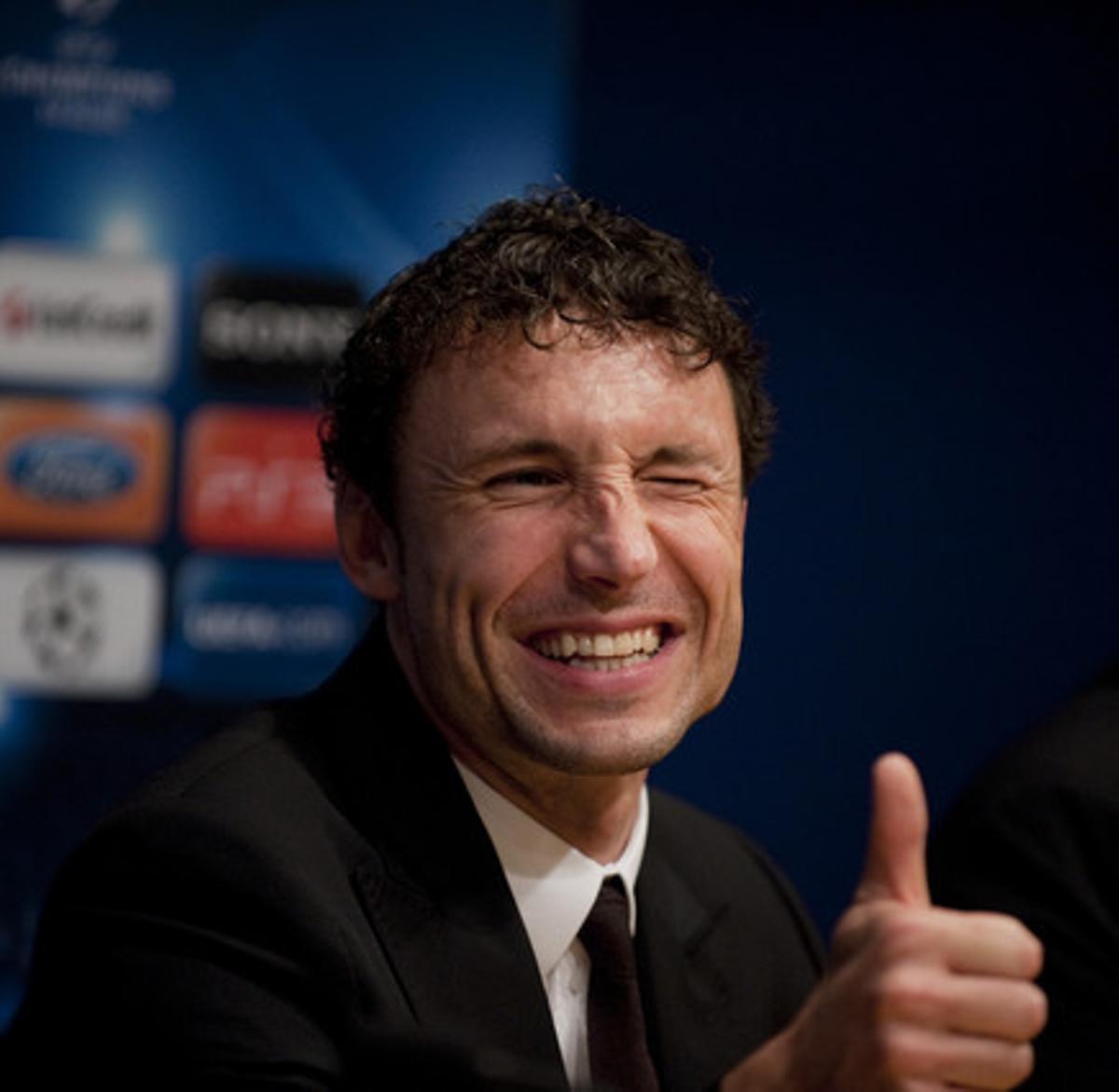 Van Bommel, a la roda de premsa prèvia al partit de demà. Van Bommel, a la roda de premsa prèvia al partit de demà.