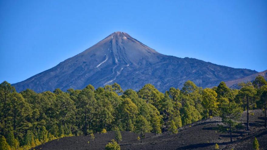 Imagen de la cima del Teide tomada desde el volcán Chinyero.