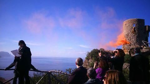 Lichterkette aus Rauch und Feuer um die Insel.