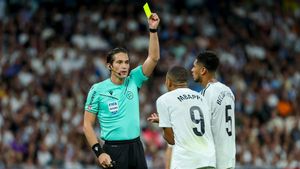 El árbitro José Luis Munuera Montero muestra la tarjeta amarilla al delantero francés del Real Madrid Kylian Mbappé