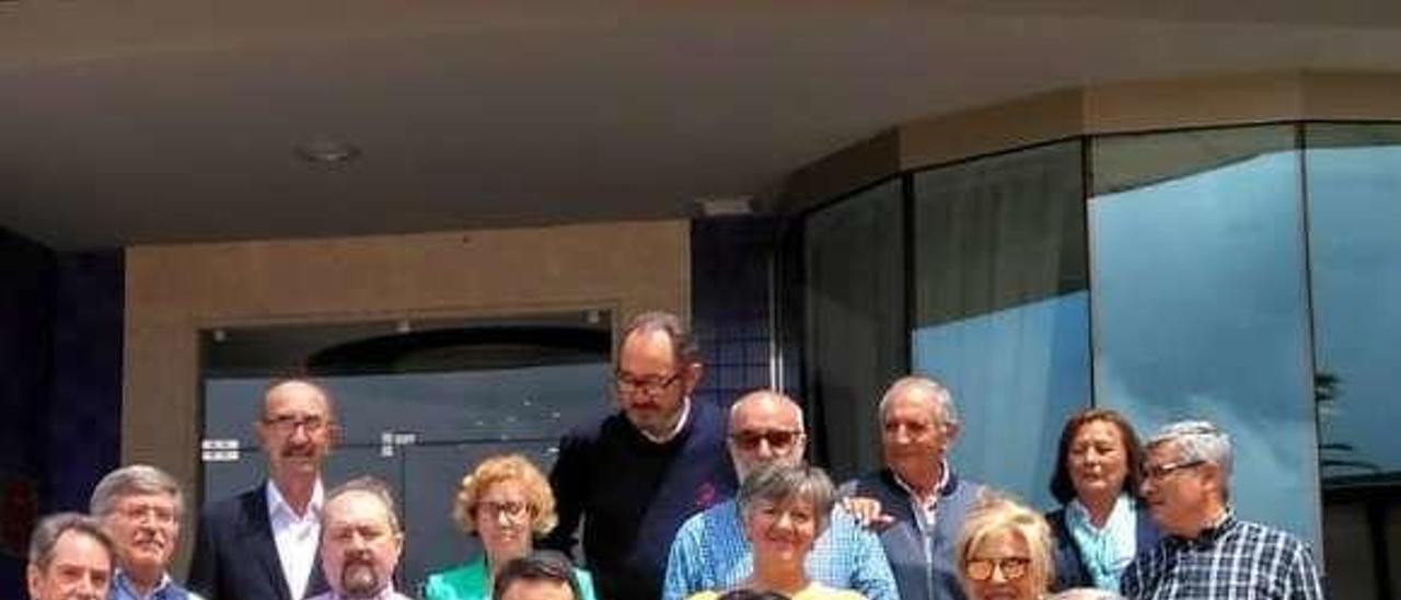 Antiguos alumnos y profesores del Manuel Suárez, reunidos en Navia.