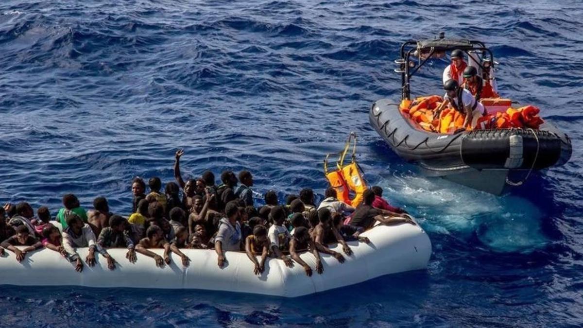 'Giving tuesday' un coordinador de MSF reparte chalecos salvavidas en una operación de rescate de refugiados en el Mediterraneo