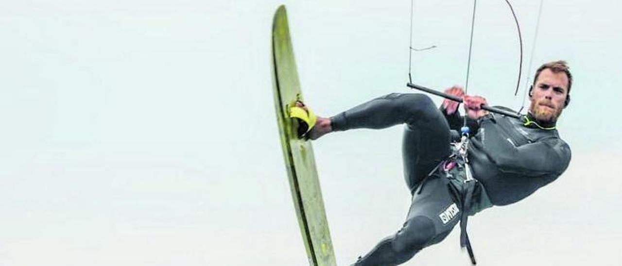 Álex Climent, tricampeón de España de kitesurf, en una espectacular imagen mientras vuela sobre el mar con su tabla foil. | A.C.H.