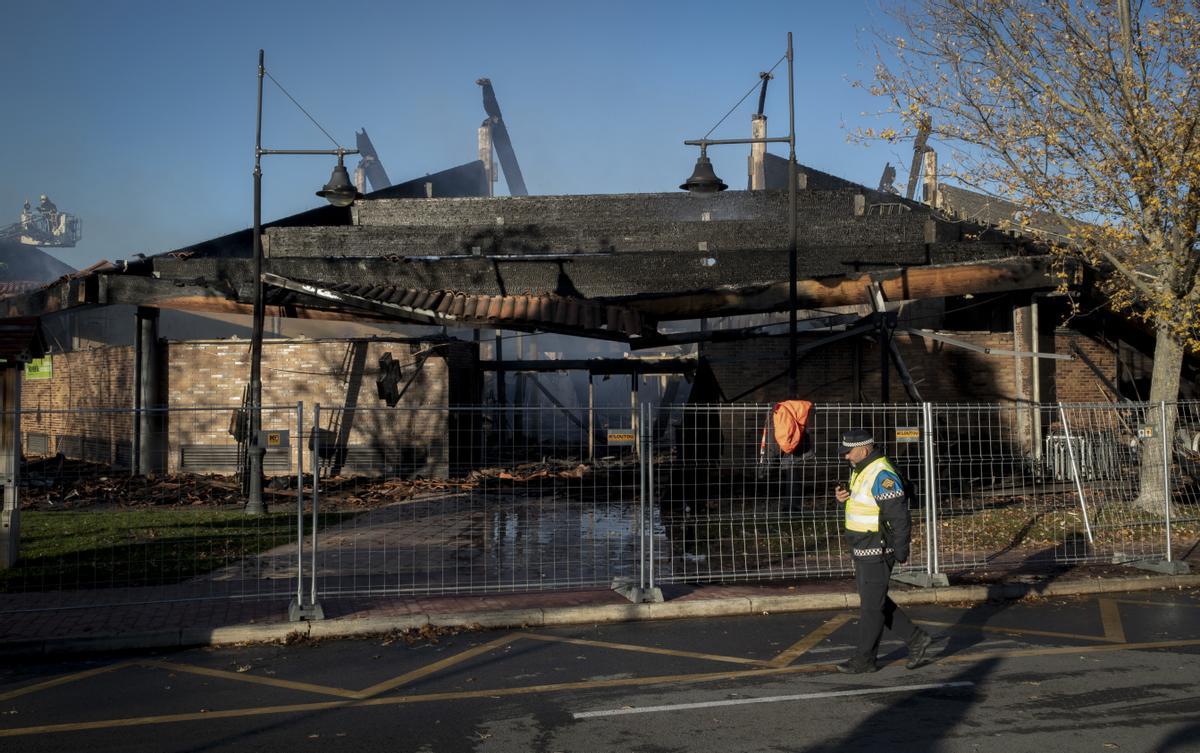 Un incendio en un centro comercial de Navarra destroza 10 negocios