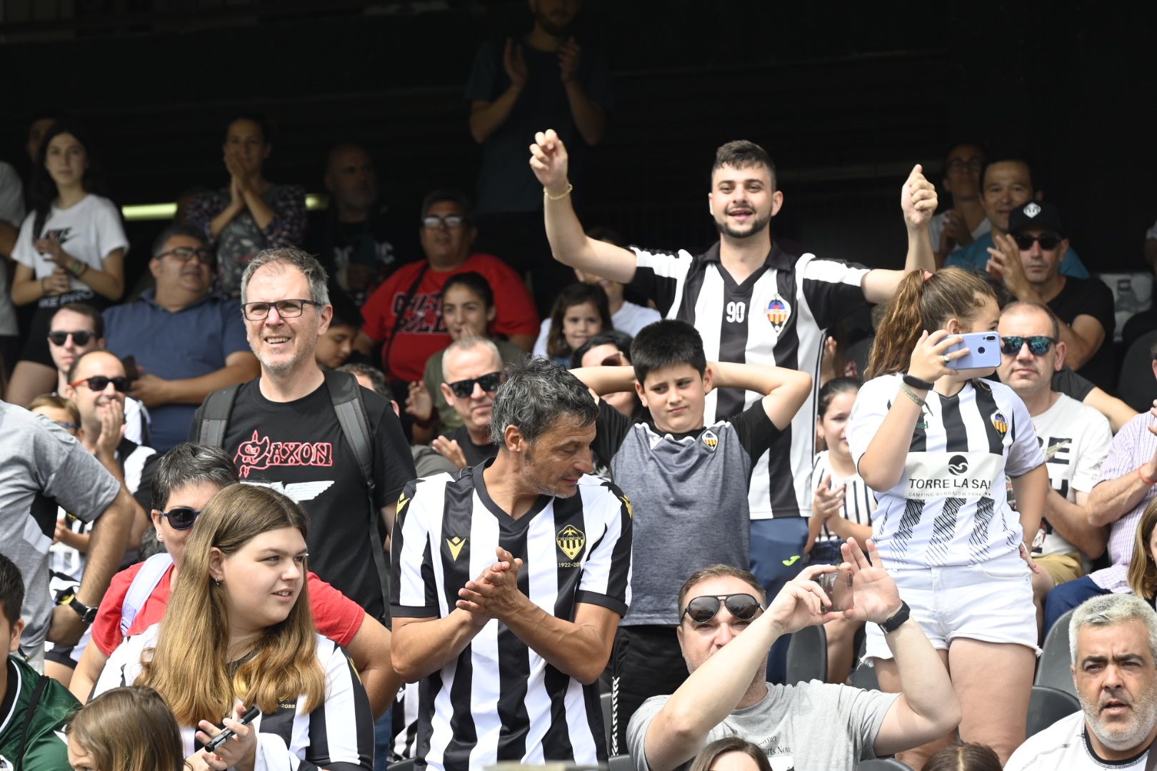 Galería de fotos: La afición lleva en volandas al CD Castellón