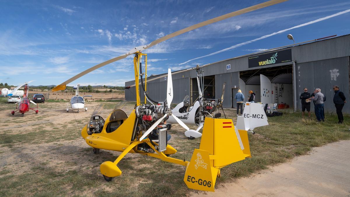 Cuatro autogiros frente al hangar de Vuélalo, en el aeródromo de Igualada-Òdena.