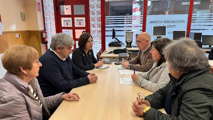 Más mantenimiento del mobiliario urbano y un elevador para su sede, peticiones de la asociación vecinal &quot;Jovellanos&quot;