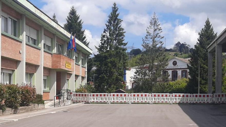 Preocupación en el colegio de Lieres por un hundimiento en la zona verde de juegos