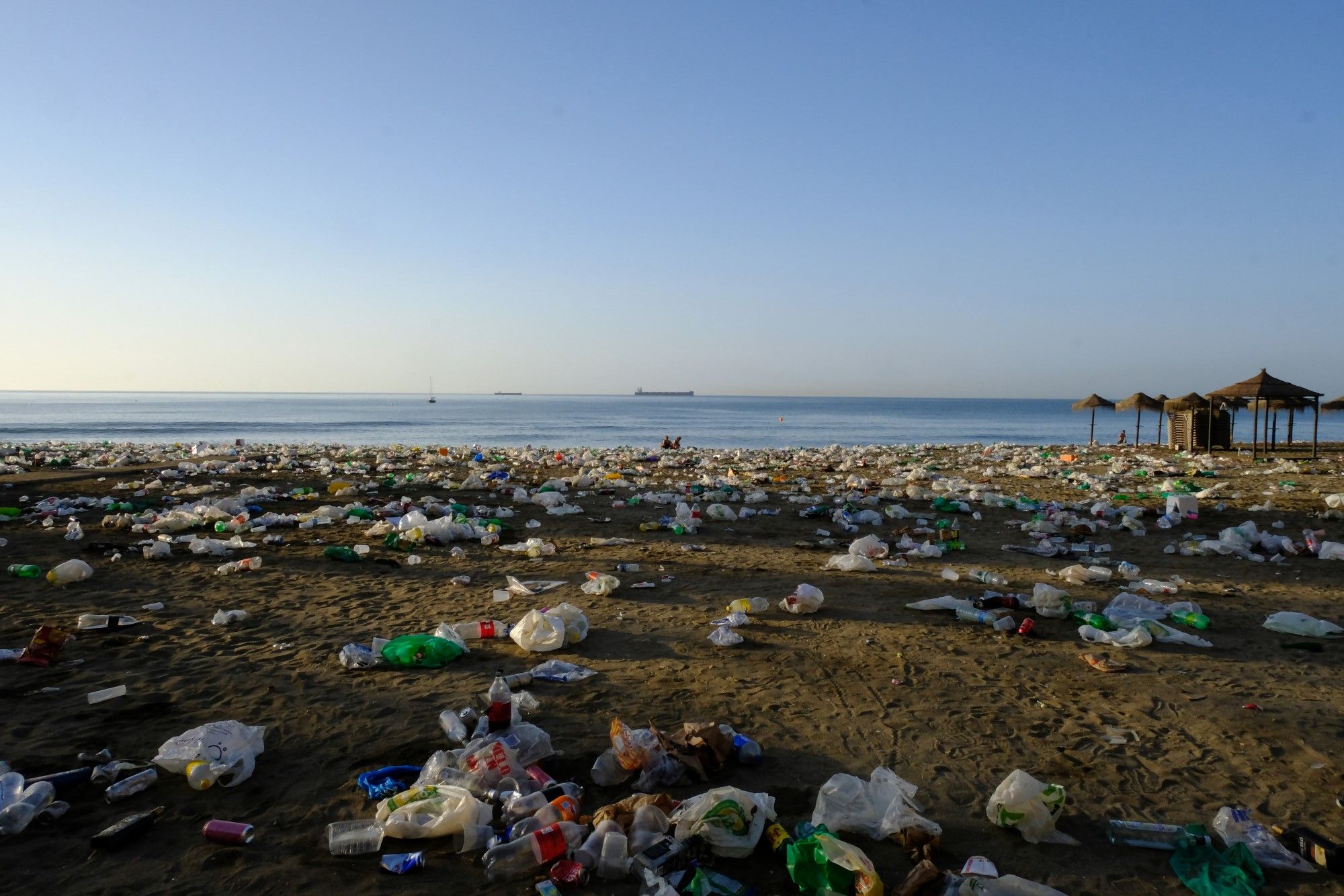 Toneladas de basura se acumulan en la playa tras celebrar la Noche de San Juan