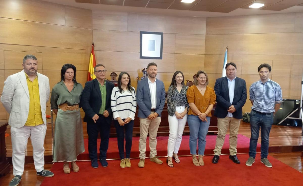 Los concejales del gobierno cuatripartito de Cambados tras el pleno de investidura, en 2023. | FDV
