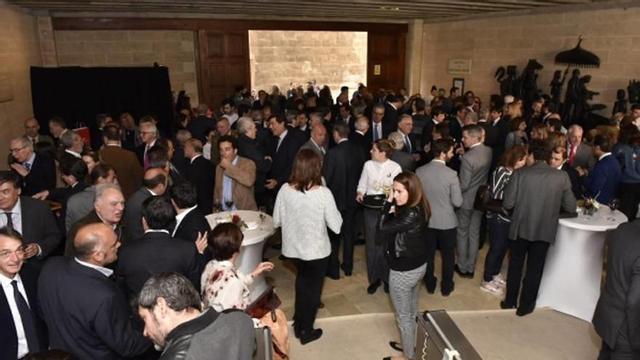 Numerosos representantes de la sociedad asistieron al acto y al cóctel posterior.