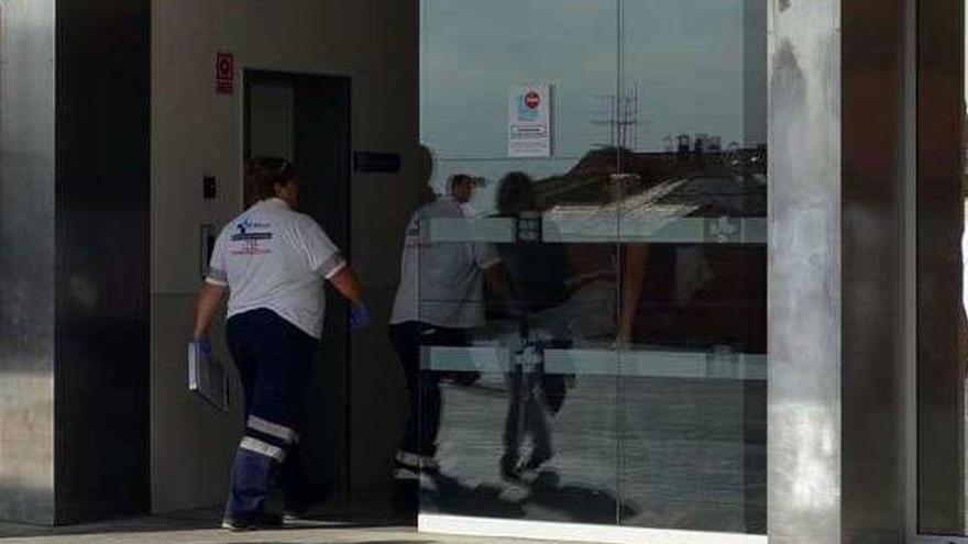 Acceso a la zona de urgencias del Hospital Comarcal de Benavente.