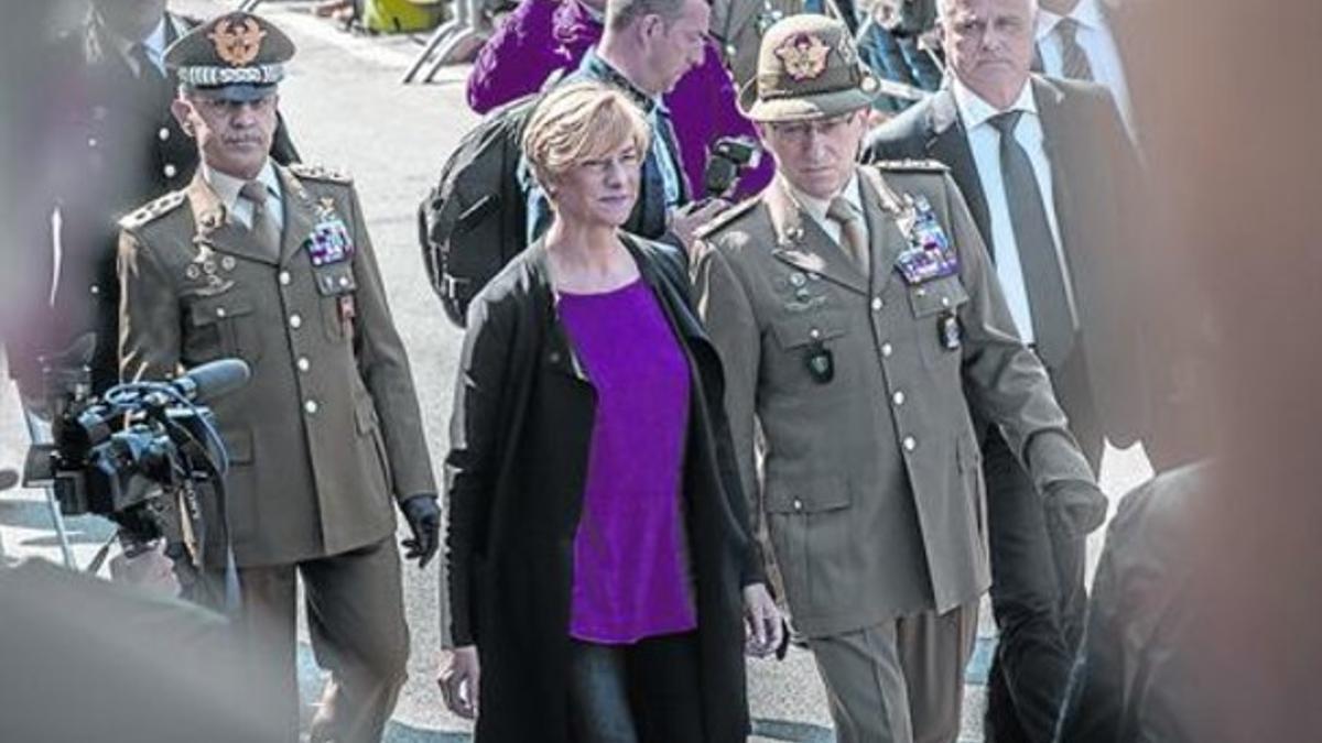 Roberta Pinotti, ministra de Defensa, en un encuentro con militares en L'Aquila, el 17 de mayo.