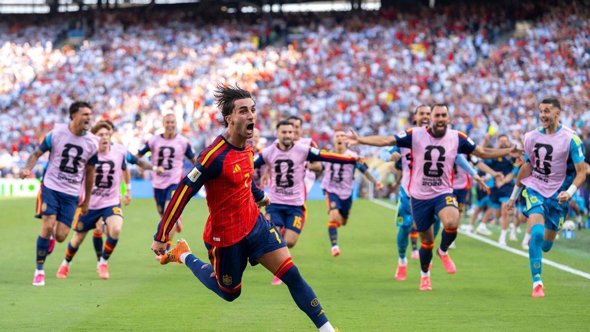 Ferran Torres celebra el gol que le dio el campeonato del Mundo a España