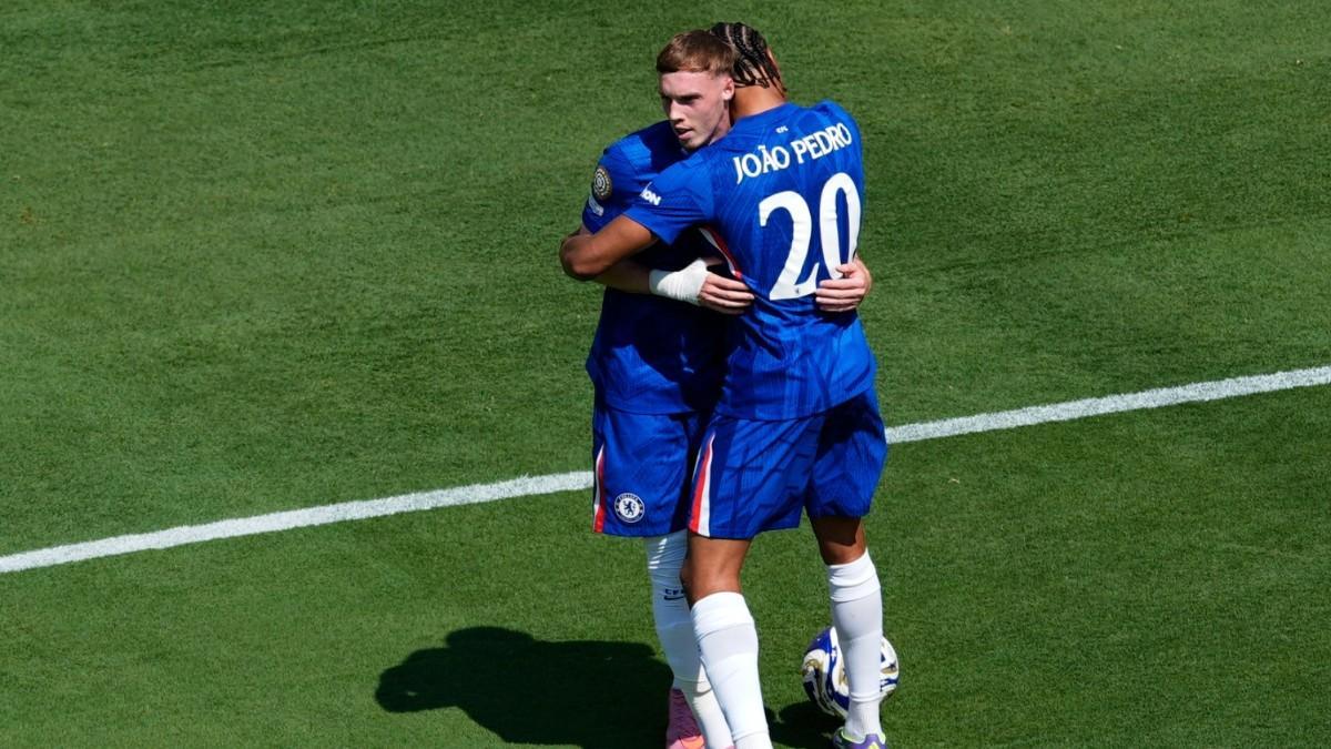 Pedro y Palmer celebran el gol