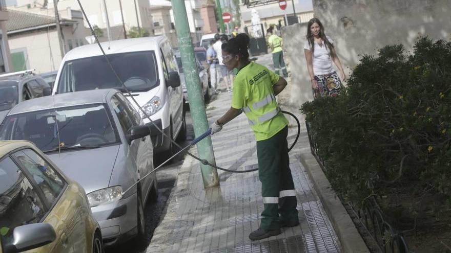 Truyol, al fondo, mira cómo limpian la calzada.