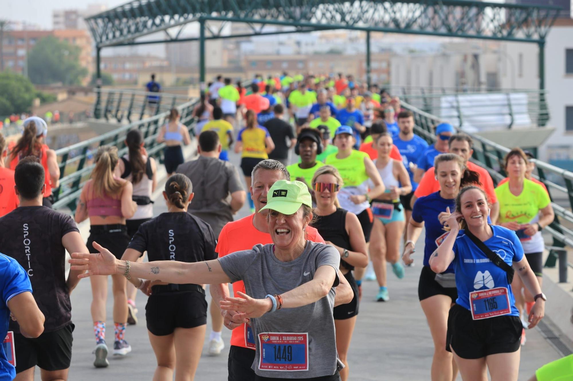 Búscate en la Carrera de la Solidaridad de València: así ha sido el paso por un puente mítico de la ciudad