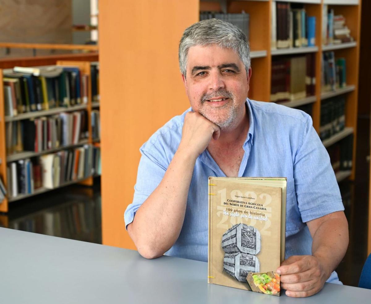 Sergio Aguiar, con un ejemplar de su libro dedicado al centenario.  | | MÓNICA RODRÍGUEZ MEDINA