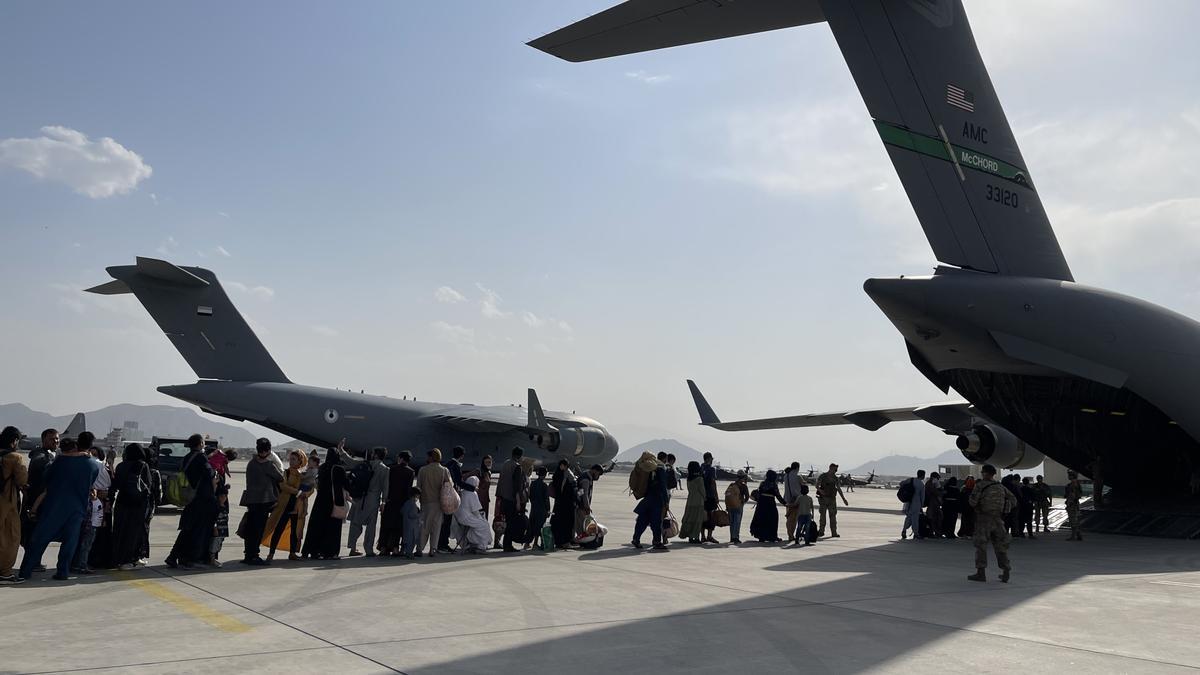 La gent fa cua per pujar a un dels avions d&#039;evacuació en l&#039;aeroport de Kabul