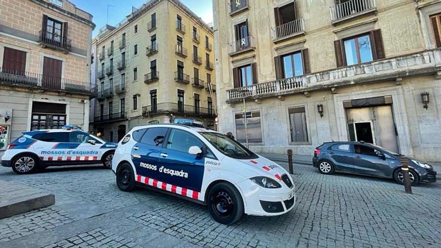 Cotxes patrulla, ahir, davant la sucursal on van detenir un individu a Girona