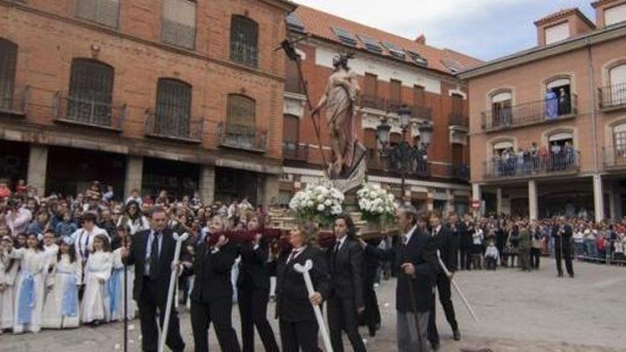 Cristo Resucitado acercándose a la Virgen.